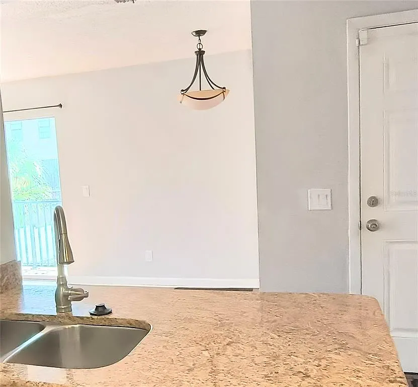 2 bed, 2.0 bath, 927 sqft, $2,199 — Photo 4
