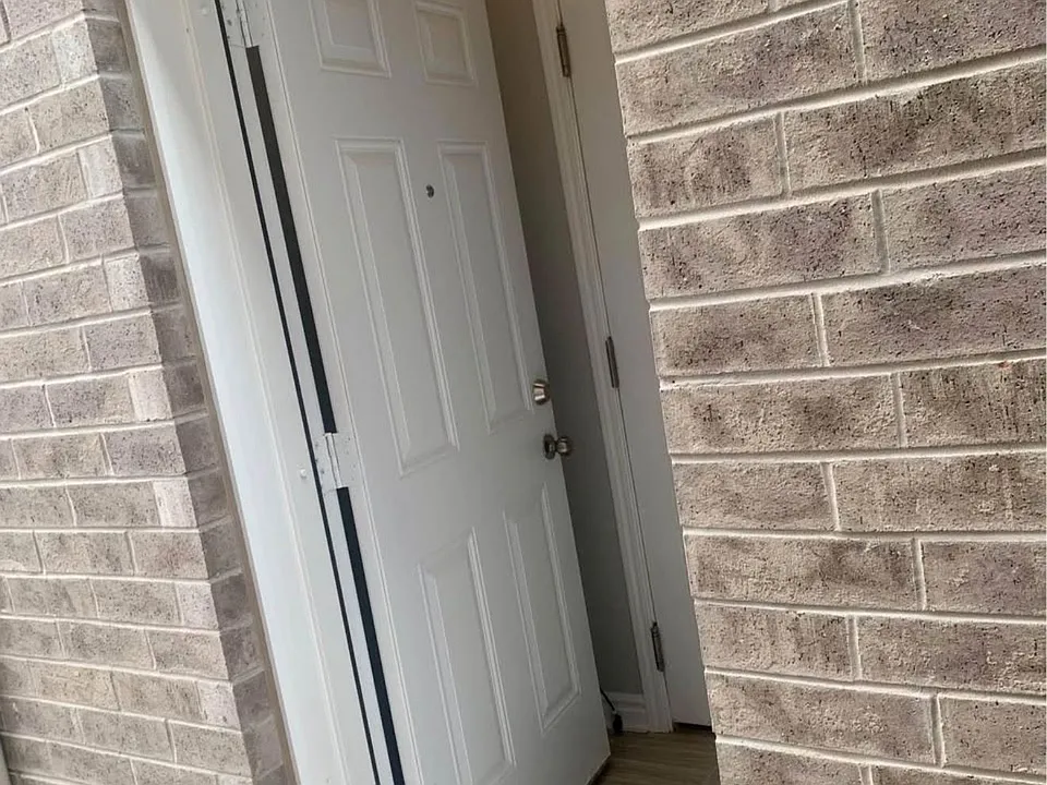 1303 Rose Way W