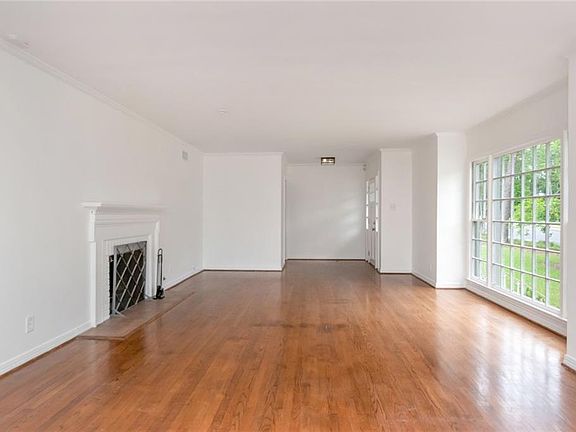 4th image of 4 Turnout Ln