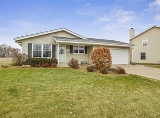8475 S Golden Fields Dr, Oak Creek, WI 53154