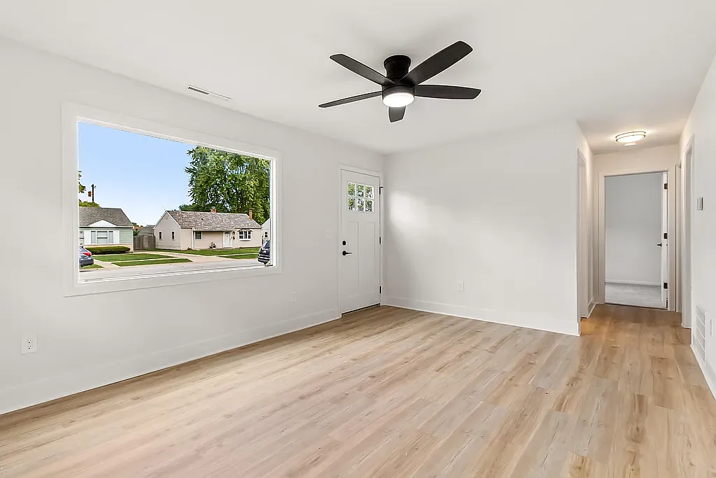 3 bed, 825 sqft, $2,280 — Photo 4