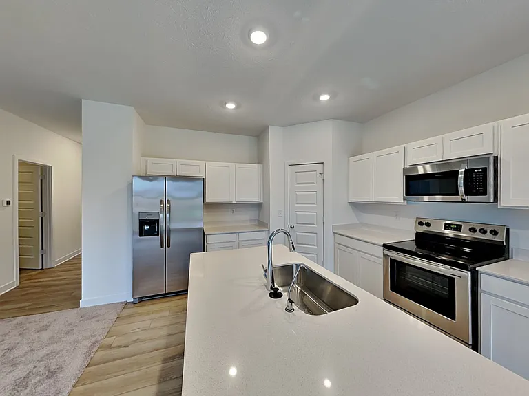842 Holmdale Dr — Photo 3