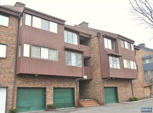 206 Indian Hollow Ct, Mahwah, NJ 07430