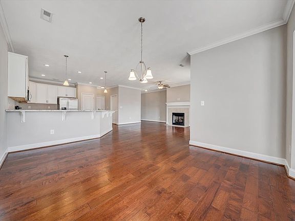 5th image of 115 Oak Meadow Ln