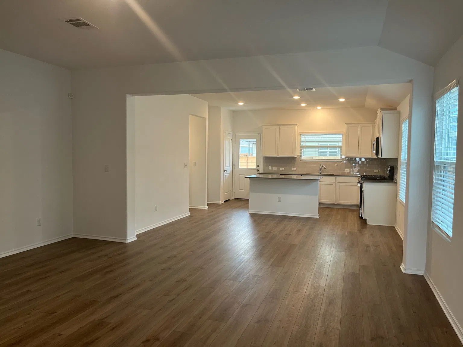4 bed, 1774 sqft, $2,600 — Photo 4