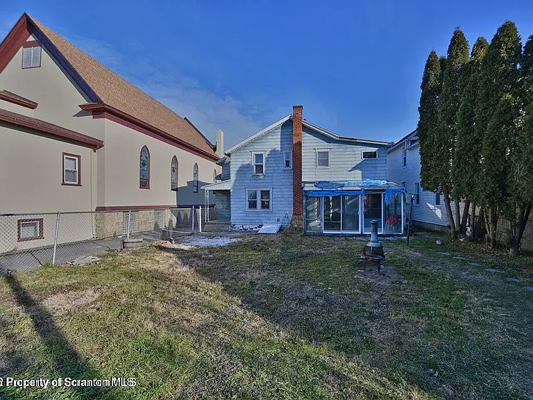 418 E Market St — Photo 4
