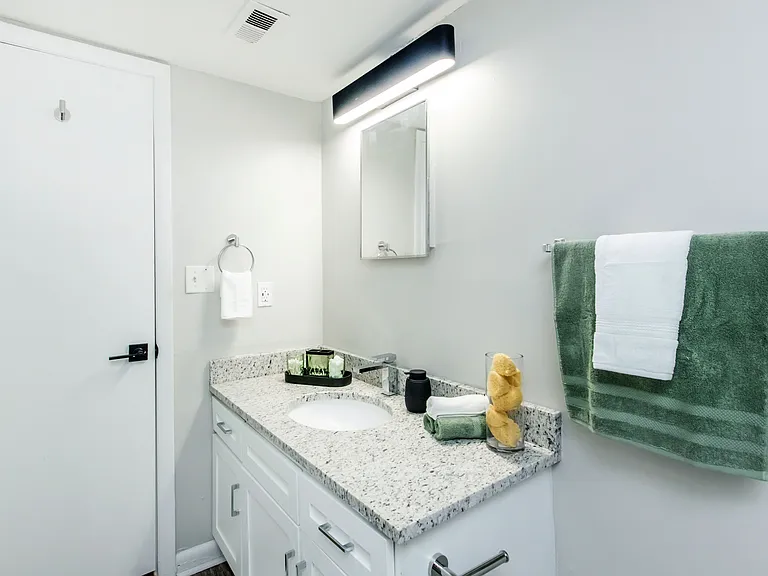 Silverstone Apartments — Photo 15