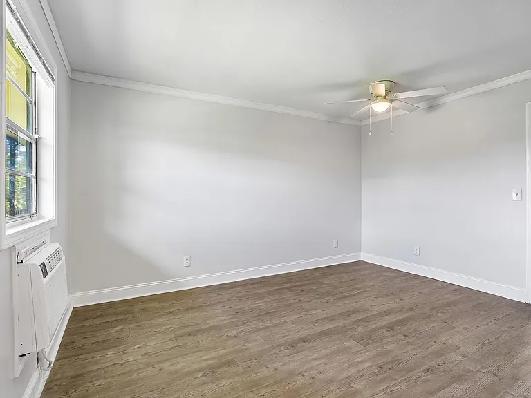Edgewater Apartments — Photo 15