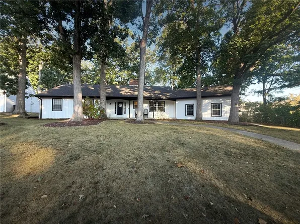 405 Hackberry Dr, Decatur, IL 62521