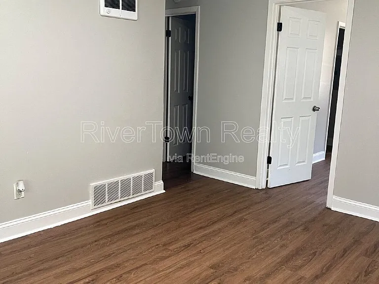1059 Eyers Rd — Photo 2