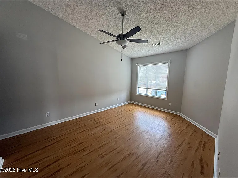 102 Breezewood Dr — Photo 6