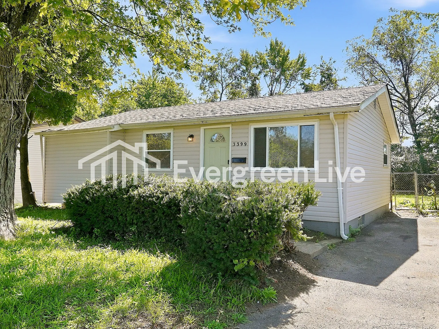 3 bed, 1.0 bath, 836 sqft, $1,345 — Photo 2
