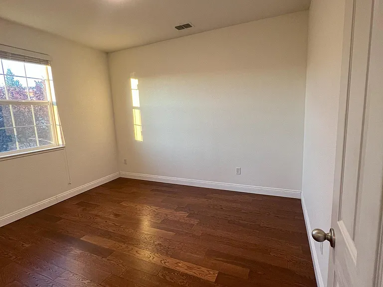 906 Bullion Ln — Photo 12
