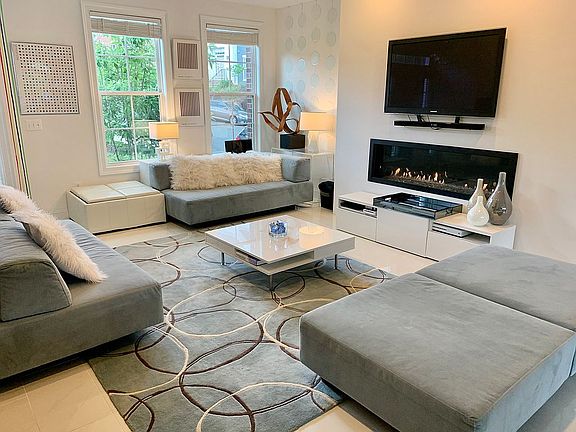 Living room/Modern Fireplace