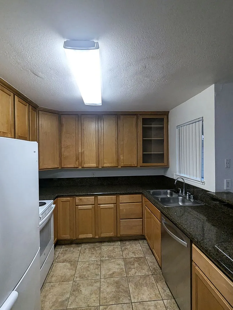 Building Photo - 3715 Tallyho Dr #81