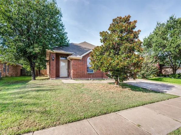 1351 Clearwater Dr, Grand Prairie, TX 75052