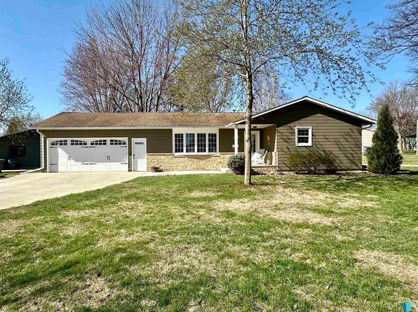 1117 N Cedar St, Luverne, MN 56156