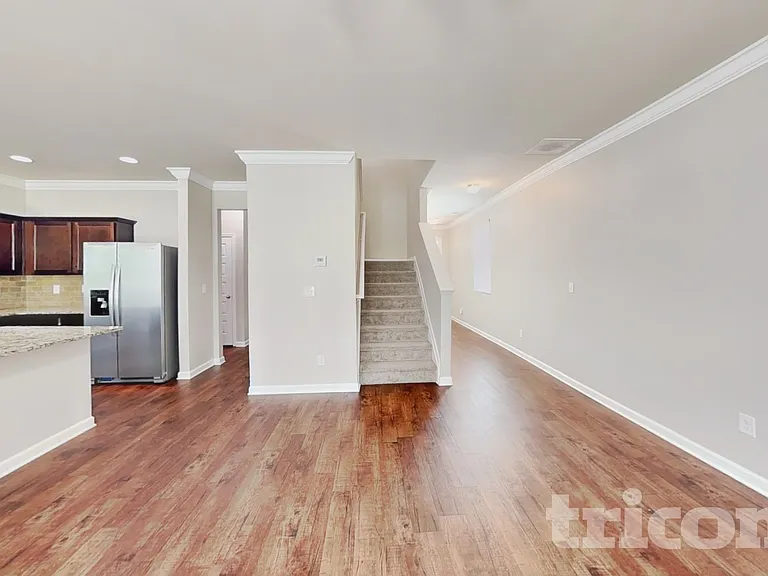 1095 Lear Dr — Photo 3