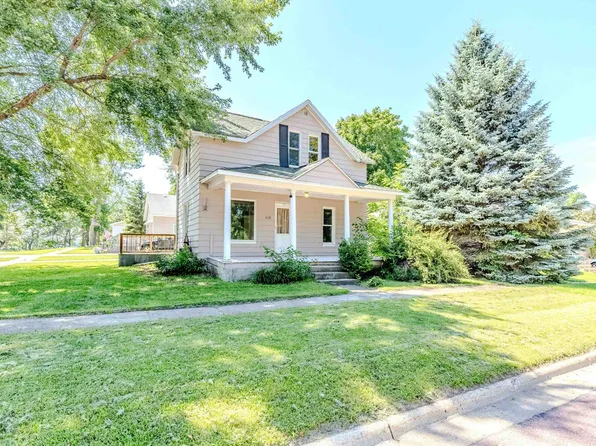 310 S 2nd St, Lake Park, IA 51347