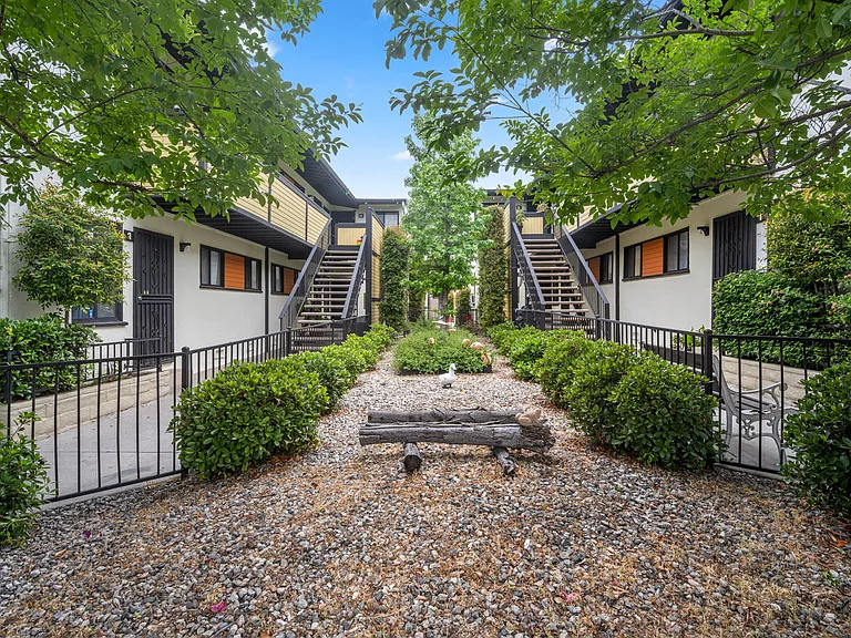 7253 Vineland Ave — Photo 13