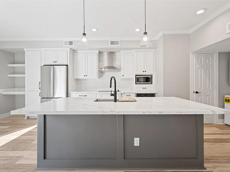 2113 Lake Village Dr — Photo 7
