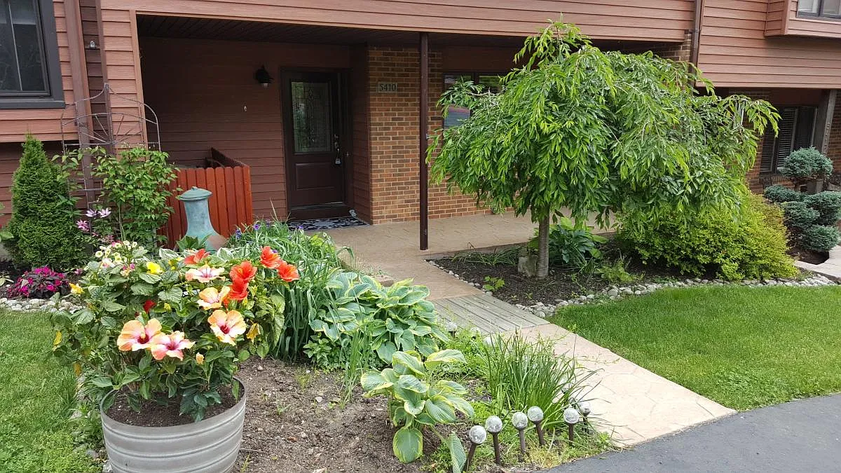 3 bed, 2.5 bath, 2200 sqft, $2,345 — Photo 1