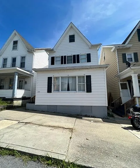 1539 Crawford Ave — Photo 1