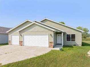 1724 Rivers Edge Dr SE, Minot, ND 58701