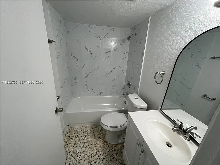142 SW 18th Ave #19 — Photo 16