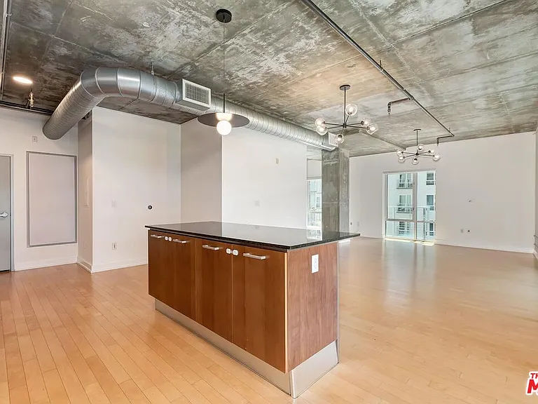 645 W 9th St #500 — Photo 15