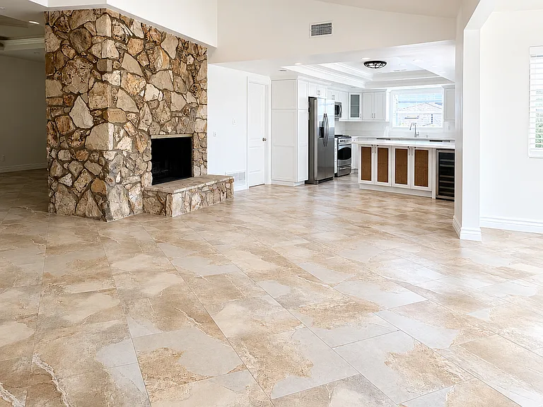 1505 Riviera Dr — Photo 6