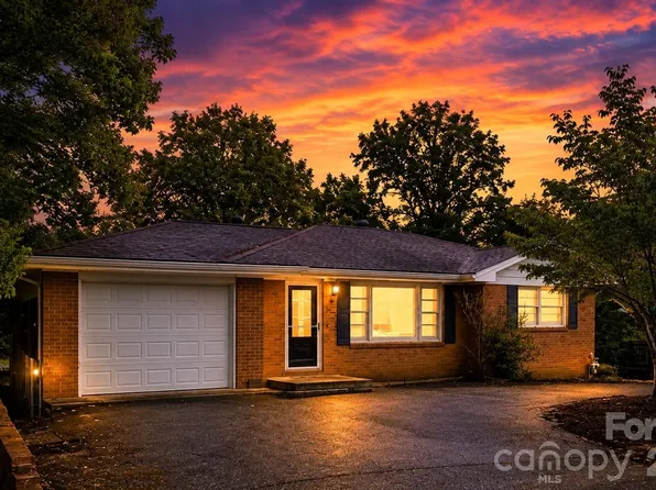 629 Willow Rd, Hendersonville, NC 28739