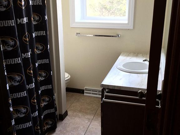 Full bathroom upper level