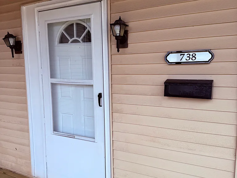738 Chartiers Ave — Photo 4