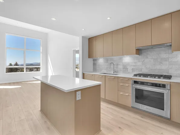 110 E 17th St #605, North Vancouver, BC V7M 1V4