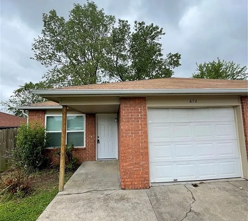 670-672 W Martha Dr