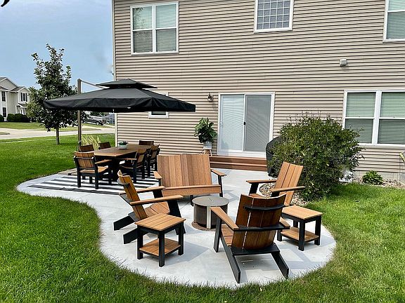Large patio w/fire pit area