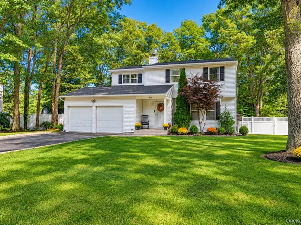 40 Golf Club Circle, Manorville, NY 11949