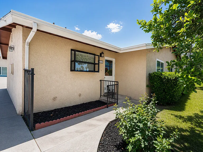 220 Lilac Ct — Photo 1