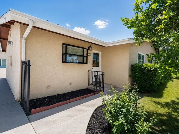 220 Lilac Ct, Redlands, CA 92373