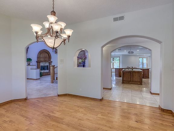4th image of 9915 San Bernardino Dr NE