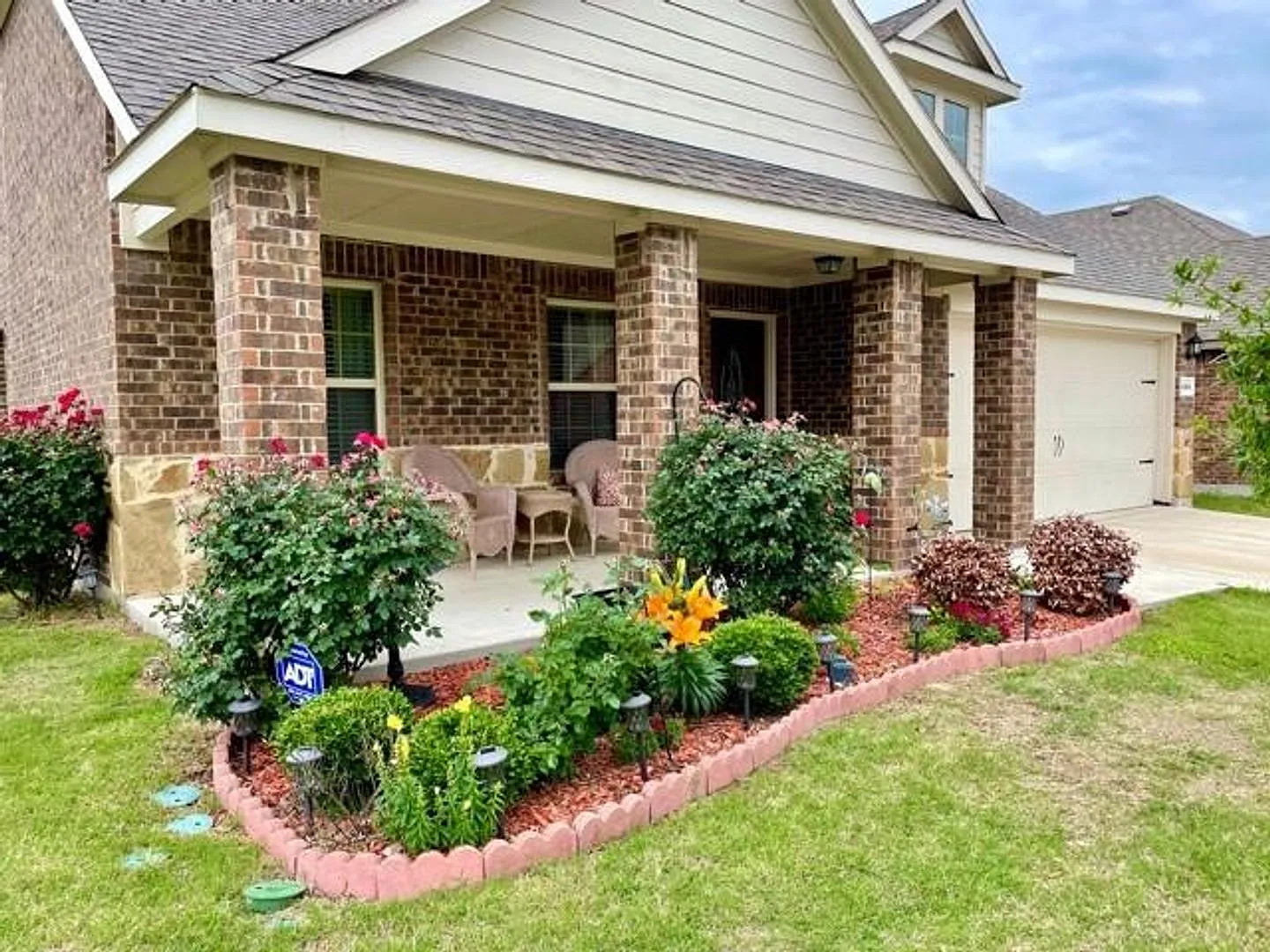 Elegant fourbedroom cornerlot home with hardwood floors, modern kitchen, master suite, and commun... — Photo 2