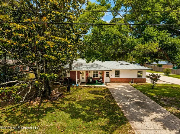 1919 Stuart Ave, Ocean Springs, MS 39564