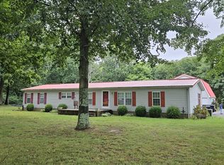 369 Sparrow Rd, Lafayette, TN 37083