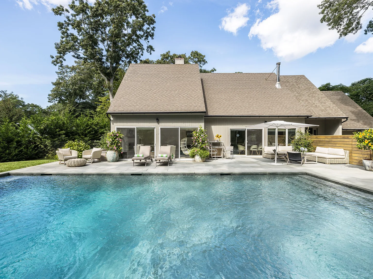 Hamptons Coastal Retreat with Pool — Photo 2