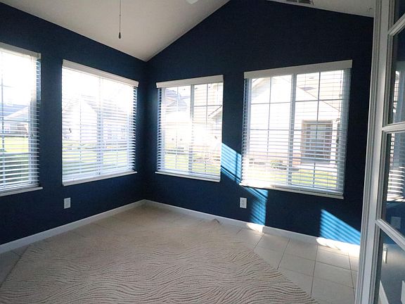 3rd image of 10 Greenhedge Cir
