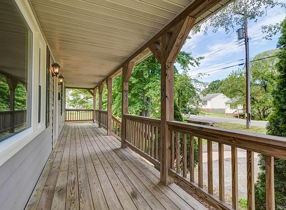 5th image of 105 N Kalmia Ave