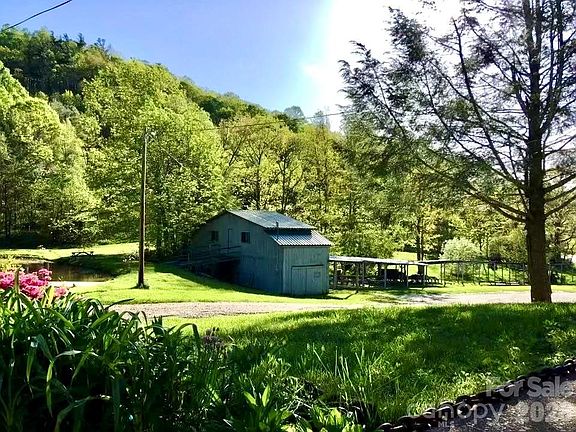 3rd image of 65 Blue Ridge Gem Mine Rd