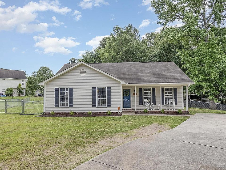 Large quiet cul-de-sac lot with a long driveway