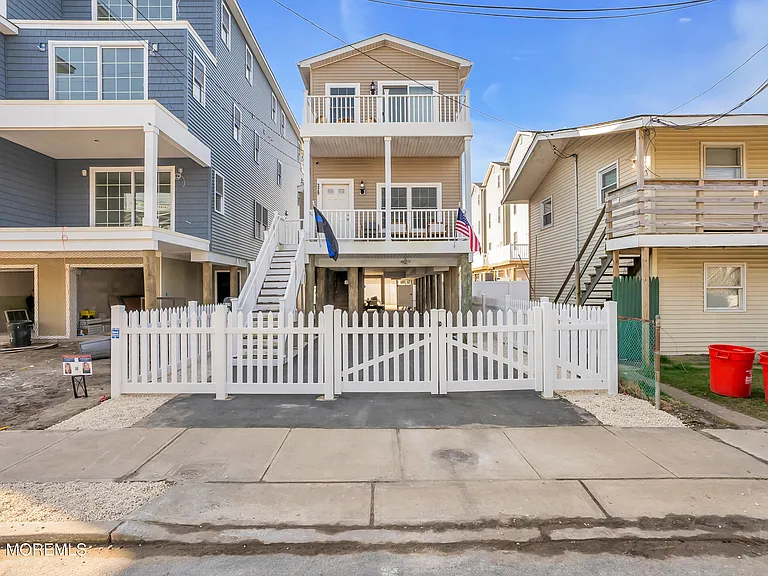 329 Franklin Ave — Photo 31